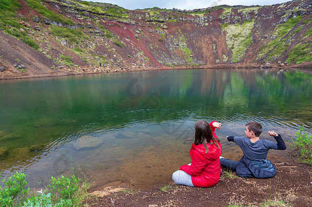 兄弟姐妹正在享受冰岛东南部金环中的克里德火山和火山口，这里有一个湖泊和一条美丽的徒步小道