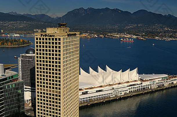 加拿大广场全景鸟瞰图，伯拉德湾，温哥华北部和西部，以及加拿大不列颠哥伦比亚省市中心的海岸山脉