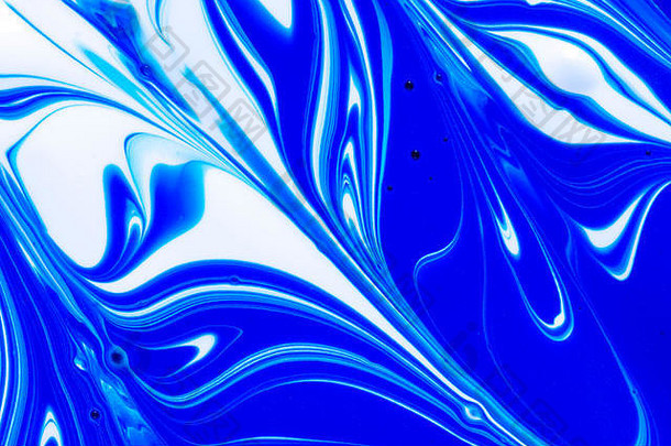 摘要背景蓝色的白色液体油漆漩涡