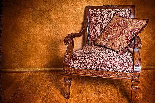 复古风格的扶手椅靠在有纹理的墙上