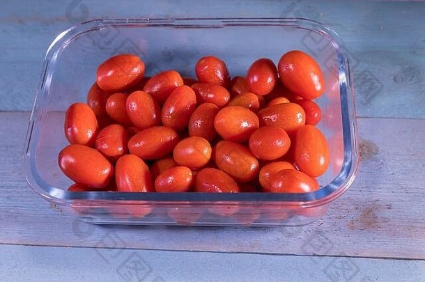 成熟的樱桃番茄放在一个玻璃容器里。偏远的股票形象。