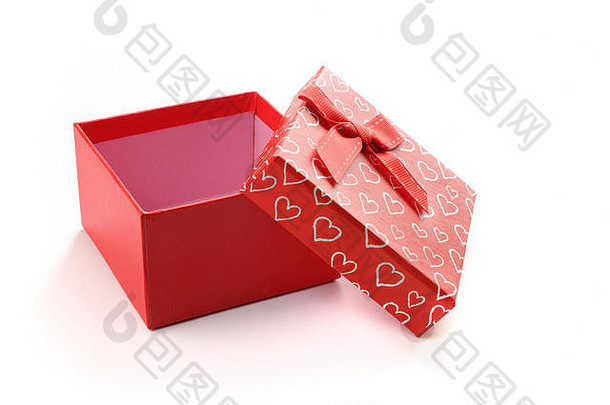红色丝带和白色心形彩绘装饰方形开口红色礼盒。前视图。白色隔离背景。