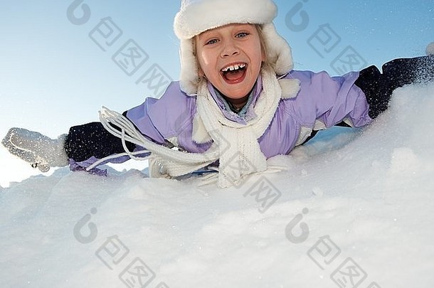 在雪中滑行的小女孩