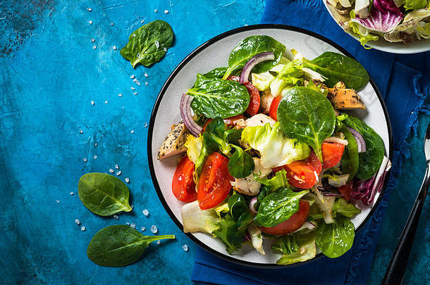 蔬菜沙拉配鸡肉和蔬菜。健康食品，饮食菜单。顶视图。