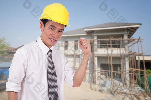 快乐工程师举臂庆祝，成功理念，房屋建造背景