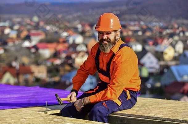 防水卷材。高空作业。隔热。建筑屋顶表面。专业维修屋顶。平屋顶。屋顶工人正在建造新屋顶。建筑大楼。
