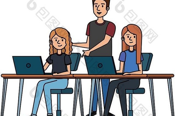 带着笔记本电脑和同伴坐在办公桌旁的年轻女子