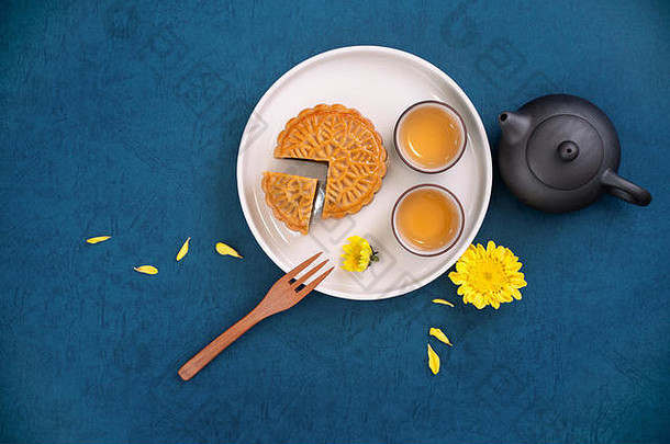 中秋节蓝色背景月饼简约布局，创意食品设计理念，顶视图，平面布置，临摹空间。