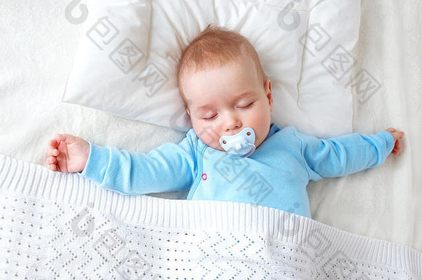 婴儿睡觉蓝色的毯子