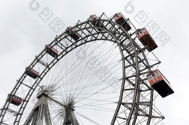 维也纳奥地利游客骑维也纳的巨大的轮位于娱乐公园简单的卡尔
