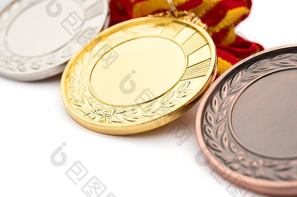 一套白色背景的金、银、铜奖牌