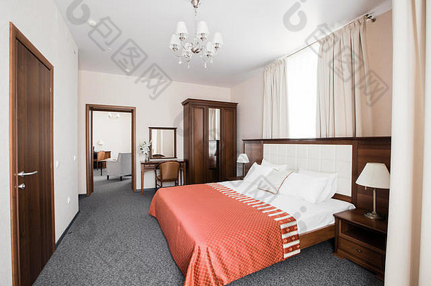 酒店公寓，卧室室内在早上。双人套房，带大双人床