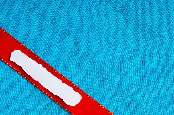 白色撕破或撕破的条幅纸，文本信息的空白空间蓝色布背景上的红色丝带。
