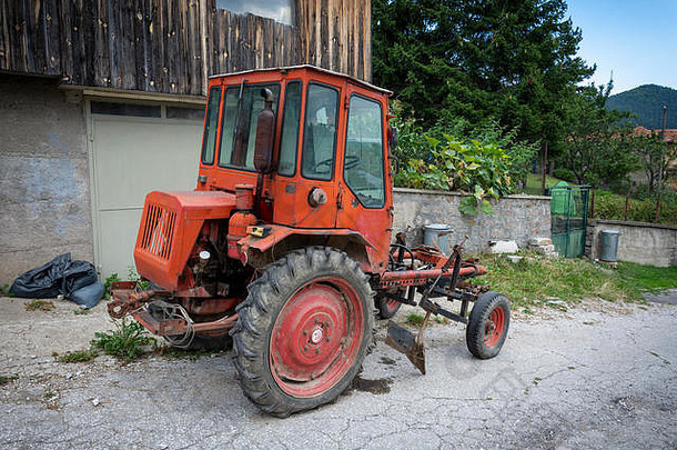 保加利亚Rnogor村的街道上，一辆生锈的旧拖拉机。