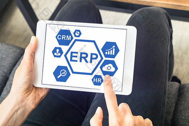 数字平板电脑屏幕上的ERP（企业资源规划）软件应用程序界面，带有按钮和manager的手