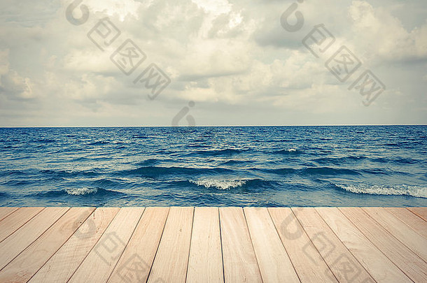 木平台和大海。