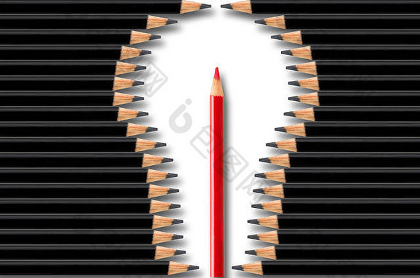 创意、<strong>点子</strong>或头脑风暴商业概念，由黑色铅笔和中间的红色铅笔形成的灯泡形状，最小概念平铺