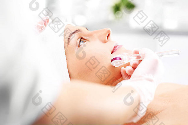 健康，中观疗法。面部皮肤。微晶磨皮术。这位女士在美容院为治疗美索拉皮而使用