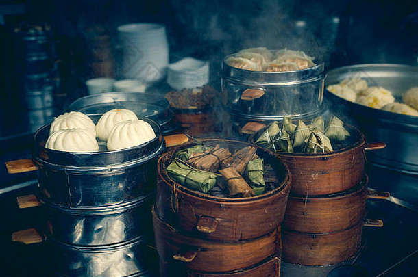 在中国出售中国特色蒸饺的街头食品摊位