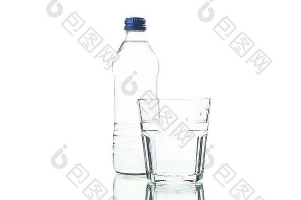 在白色背景上隔离水的瓶子和玻璃