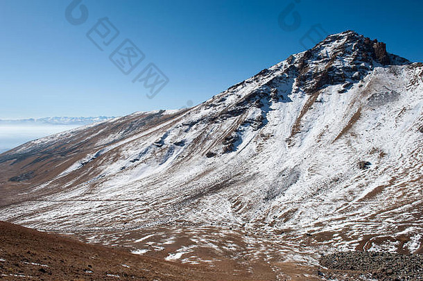 骆驼山隐藏着大约2000个岩画，可以追溯到亚美尼亚旧石器时代。
