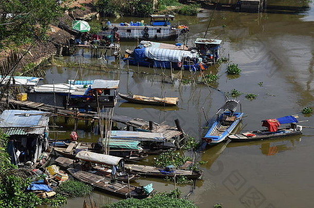 越南胡志明市西贡河渔村的传统船只