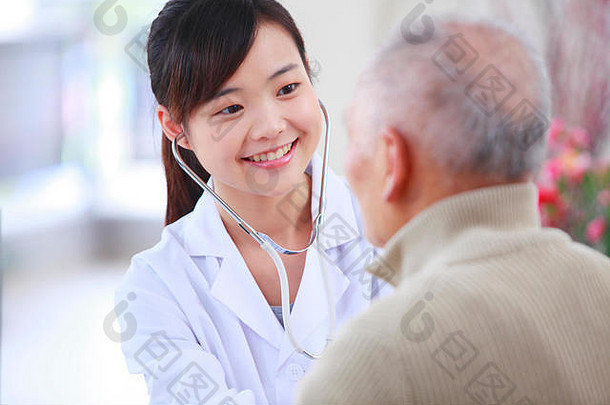 年轻的亚洲女医生为中国老人做健康体检