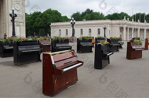 古董钢琴显示前面公园莫斯科