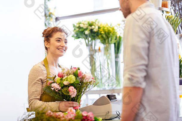 花店里微笑的花商男女