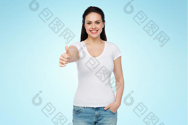 happy womanin白色t恤，竖起大拇指