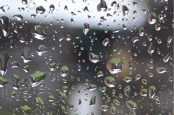 花园背景模糊的窗户上的水滴