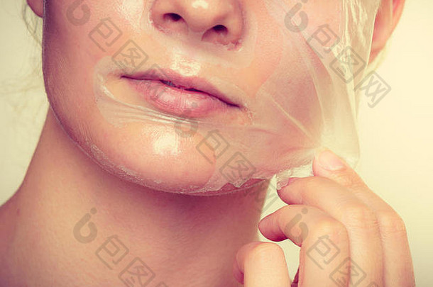 <strong>美容护肤化妆</strong>品与健康理念。年轻女子脸部的一部分，女孩去除面部的去皮面膜。剥皮。