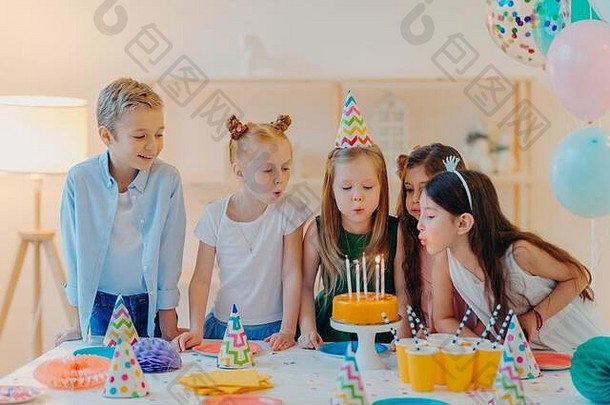 小孩子们庆祝生日聚会，派对打击蜡烛蛋糕收集节日表格好情绪enoy支出时间使穿聚会，派对