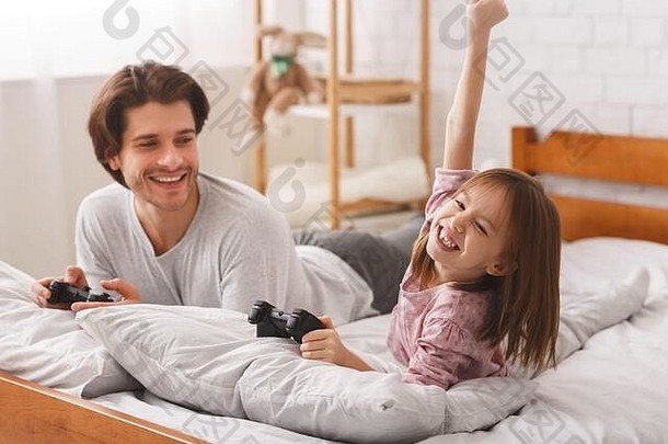 快乐的<strong>家</strong>庭爸爸和孩子在<strong>家</strong>玩电子游戏