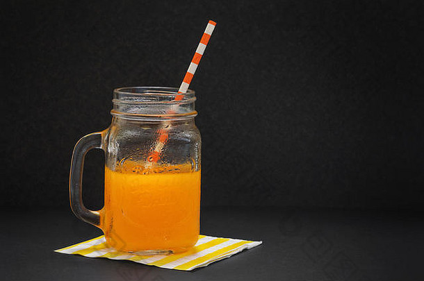 新鲜的橙色汁喝稻草黑暗灰色的背景空间文本