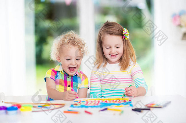 男孩女孩画白色房间窗口孩子们家庭作业绘画画孩子们油漆画笔颜色penci