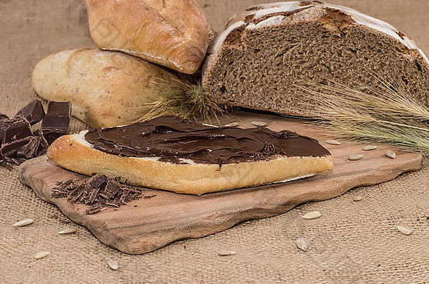 乡村背景的巧克力奶油面包