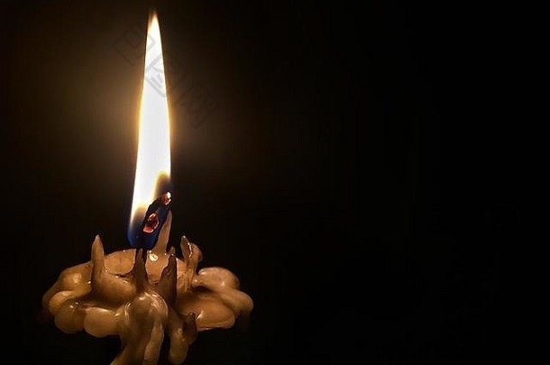 最后一支蜡烛到头了。