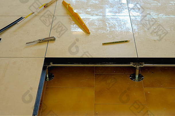 工人携带浮动地板上钢脚休息结构板瓷瓷砖