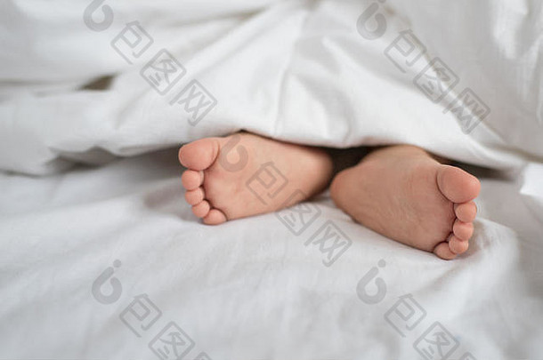 蹒跚学步的脚白色床上表枕头亚洲蹒跚学步的睡觉