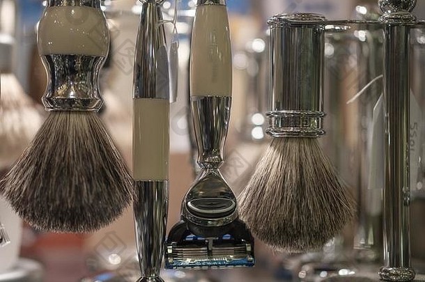 传统剃须设备、刷子和剃须刀