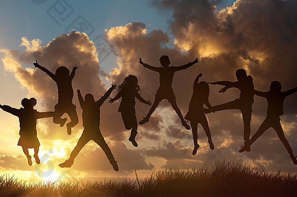 一群孩子顶着太阳在户外跳跃
