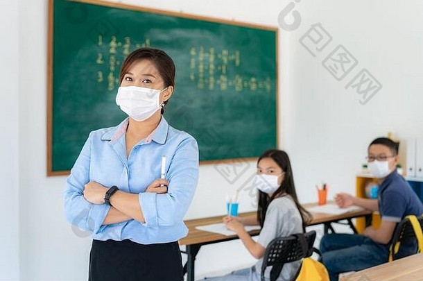 亚洲女人老师穿面具防止爆发科维德教室学生回来学校重开学校正常的