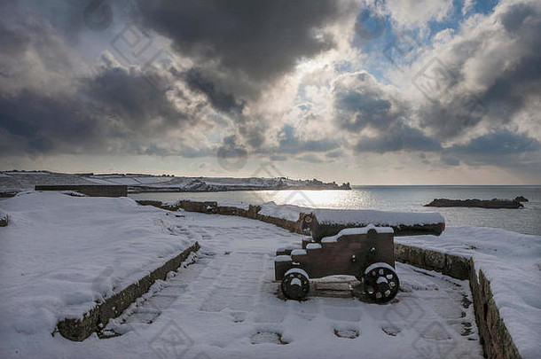 从英国西利岛圣玛丽岛Porthcressa至Peninnis Head的驻军晨点炮台俯瞰