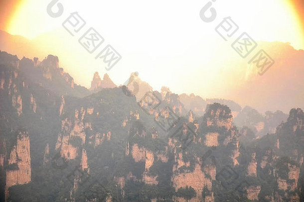 摘要太阳不寻常的岩石形成张家界森林公园湖南省中国