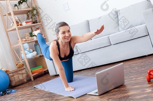 健康的生活方式年轻的女人瑜伽手膝盖平衡构成首页看指<strong>导视</strong>频移动PC微笑动机