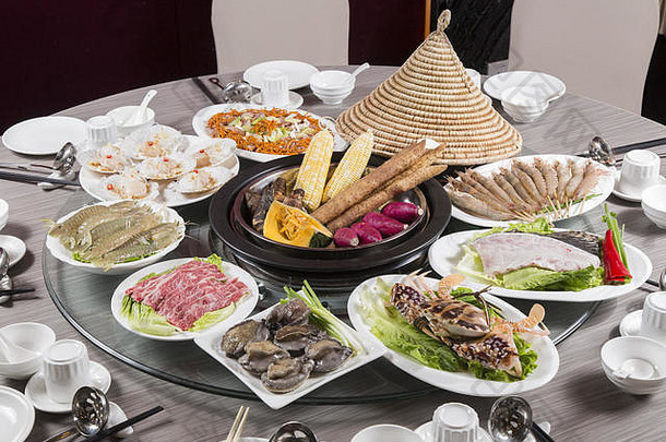 餐厅餐桌上的传统中国托盘食品包括海鲜、农产品、牛肉和猪肉