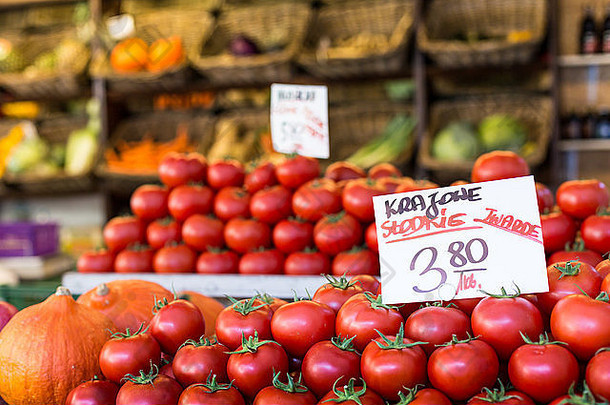 新鲜的西红柿市场摊位波兰