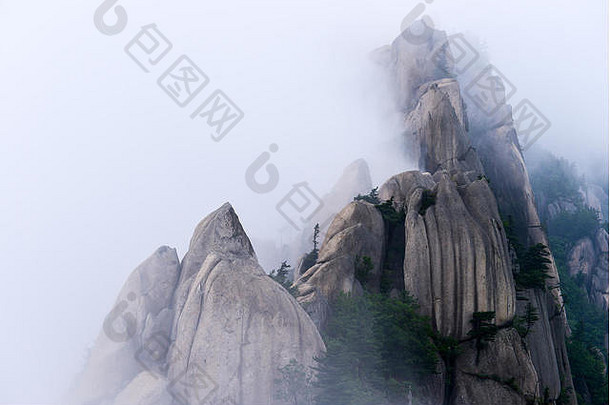 韩国雾蒙蒙的山顶