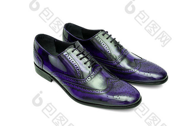 白色背景上的一双紫色<strong>男皮鞋</strong>，独立产品，俯视图。